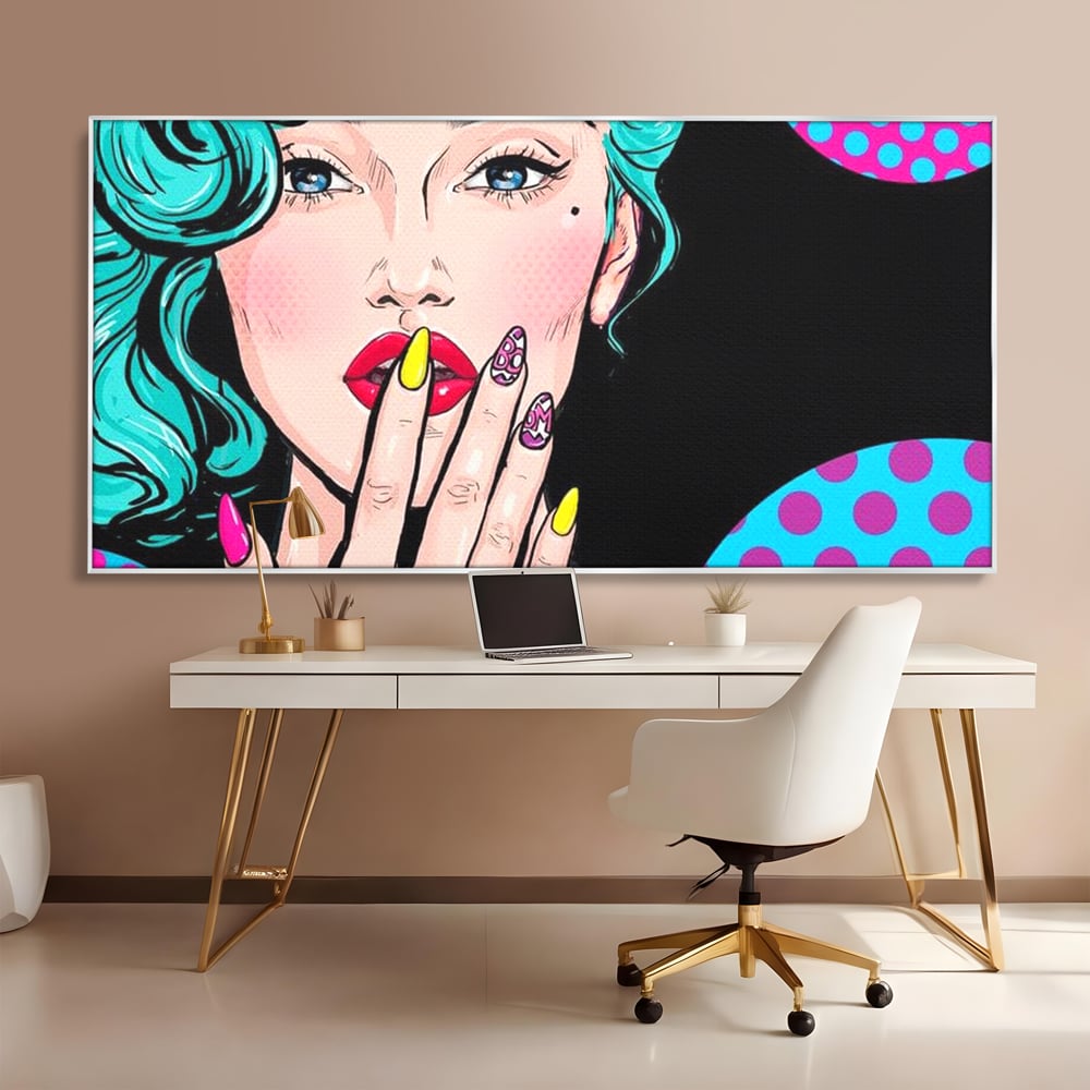 Tablou canvas cu tablou canvas cu femeie pop art, in rama de aluminiu argintiu, pe perete intr-un birou